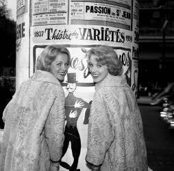 Kessler Sisters (Collection Christophel) - Muzeo.com
