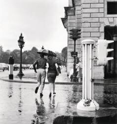 La pluie à paris en été 1963 (Keystone) - Muzeo.com
