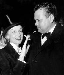 Marlene Dietrich Congratulated By Orson Welles (Rue des Archives) - Muzeo.com