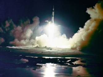 Night launch of the Saturn V rocket with the Apollo 17 spacecraft (Nasa) - Muzeo.com