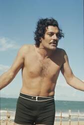 Omar Sharif on the beach (Orlando Suero) - Muzeo.com