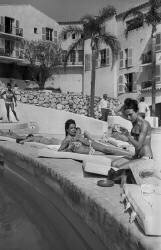 Opening of Famous Luxury Hotel Byblos in Saint Tropez in 1967 (Rue des Archives) - Muzeo.com