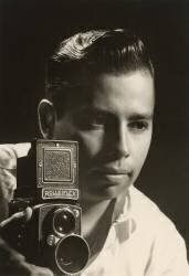 Orlando Suero portrait with Rolleiflex camera (Orlando Suero) - Muzeo.com