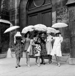 Outdoor fashion show with umbrellas (Keystone) - Muzeo.com