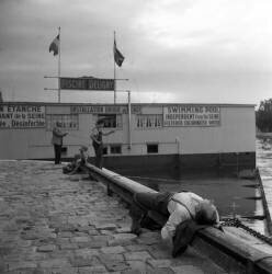 Parisien faisant la sieste au bord de la Seine (Keystone) - Muzeo.com