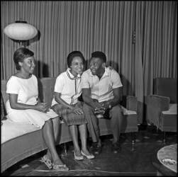 Pelé at home with his mother and his sister (anonymous) - Muzeo.com