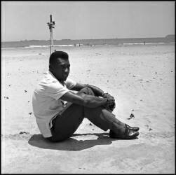 Pelé at the beach (anonymous) - Muzeo.com