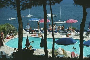 Pellicano Pool (Slim Aarons) - Muzeo.com