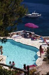 Pellicano Pool (Slim Aarons) - Muzeo.com