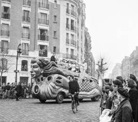 Pinder circus arriving in the streets of Paris, March 30, 1951 (b/w photo) (Rue des Archives) - Muzeo.com