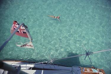 Swimming In Bermuda (Slim Aarons) - Muzeo.com