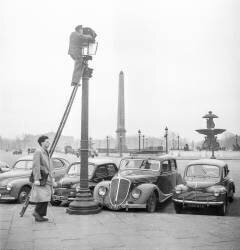 The Spring in Paris : cleaning of the street lamps on the Place de la Concorde, Paris, March 1951 (b/w photo) (Rue des Archives) - Muzeo.com