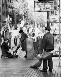 The sweeper and the shoeshine boy (Jean Ribière) - Muzeo.com