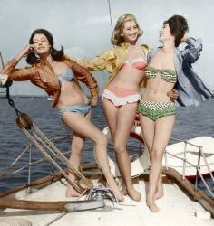 Three young women wearing bikinis (anonymous) - Muzeo.com