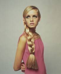 Twiggy in Pink (Popperfoto) - Muzeo.com