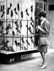 Woman in front of a shoe shop (Jean Ribière) - Muzeo.com
