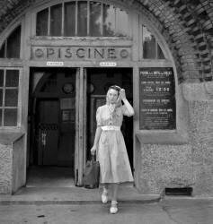 Woman leaving the Butte aux Cailles swimming pool in Paris (Rue des Archives) - Muzeo.com
