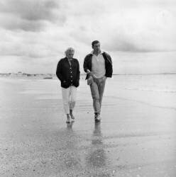 Yves Montand and Simone Signoret in la Baule (Keystone) - Muzeo.com