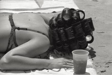 Une femme au soleil dans la baie de Cape Kennedy (Mario de Biasi) - Muzeo.com