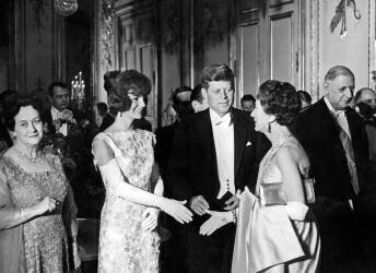 Américain John Fitzgerald Kennedy et sa femme Jackie à Paris (Rue des Archives) - Muzeo.com
