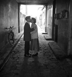 Lovers in paris 1965 (Gérald Bloncourt) - Muzeo.com