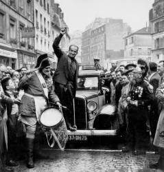 Anatole et Louis De Funes lors d'un rassemblement de taxis à Montmartre (anonyme) - Muzeo.com