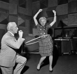Annie Cordy fait du hula hoop entre 2 séances d'enregistrement, 1958 (anonyme) - Muzeo.com
