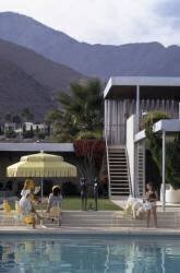 At The Linsk House (Slim Aarons) - Muzeo.com