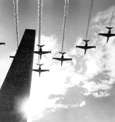 Avions de la patrouille française au-dessus de l'obélisque à Paris (Rue des Archives) - Muzeo.com