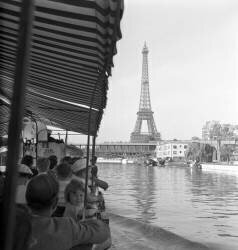 Bateau-mouche sur la scène à Paris (Keystone) - Muzeo.com