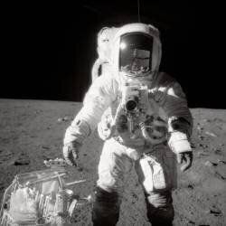 Bean Walks on the Moon (Nasa) - Muzeo.com