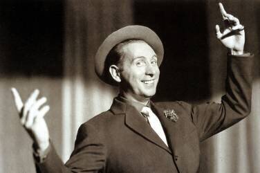 Boum sur Paris de Maurice de Canonge avec Charles Trenet 1954 (Rue des Archives) - Muzeo.com