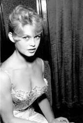 Brigitte Bardot le 25 juillet 1956 (Rue des Archives) - Muzeo.com