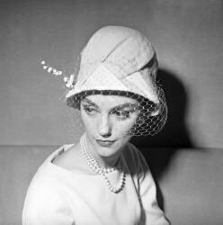 Chapeau Par Jacques Heim, 22 janvier 1960 (Rue des Archives) - Muzeo.com