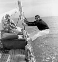 Charles Aznavour, Nicole Berger et Elga Andersen au Festival de Cannes, 1959 (anonyme) - Muzeo.com