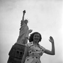 Christiane Martel posant devant la statue de la Liberté à New York avant le concours de Miss Univers (Keystone) - Muzeo.com