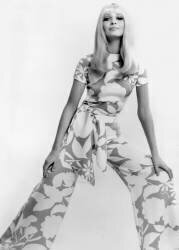 Collection Dior : Costume d'hôtesse en crêpe imprimée (Rue des Archives) - Muzeo.com