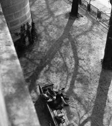 Couple d'amoureux sur un banc des quais de Seine, Paris, 1950 (Rue des Archives) - Muzeo.com