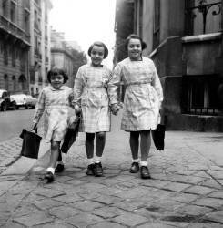 Début de l'année scolaire en France (Rue des Archives) - Muzeo.com