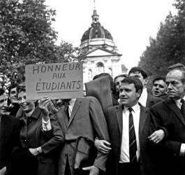 Démonstration pour encourager les étudiants hors de l'Université de la Sorbonne à Paris en mai 1968 (Rue des Archives) - Muzeo.com