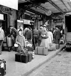Départ pour les vacances à la Gare de Lyon le 15 juillet 1958 (Rue des Archives) - Muzeo.com