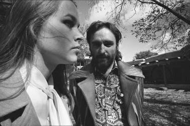 Dennis Hopper et sa femme Michelle Phillips chez eux, au Nouveau-Mexique. (Orlando Suero) - Muzeo.com