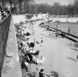 Des mères avec leurs enfants au Jardin des Tuileries à Paris, 9 avril 1964 (Rue des Archives) - Muzeo.com