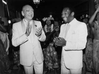 Eddie Barclay et Pelé le 22 juin (anonyme) - Muzeo.com