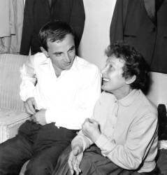 Edith Piaf et Charles Aznavour après son spectacle à Paris le 9 octobre (Rue des Archives) - Muzeo.com