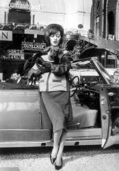 Elégante au salon de l'automobile de paris (Keystone) - Muzeo.com
