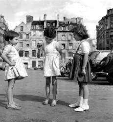 Enfants jouant dans les rues de Paris (Rue des Archives) - Muzeo.com