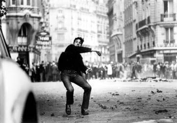 Étudiant lançant des pavés lors de la manifestation à Paris, 1968 (anonyme) - Muzeo.com
