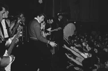 Fabian donne un spectacle en direct avec le groupe (Orlando Suero) - Muzeo.com