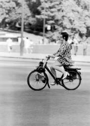 Femme en robe courte à solex (Keystone) - Muzeo.com